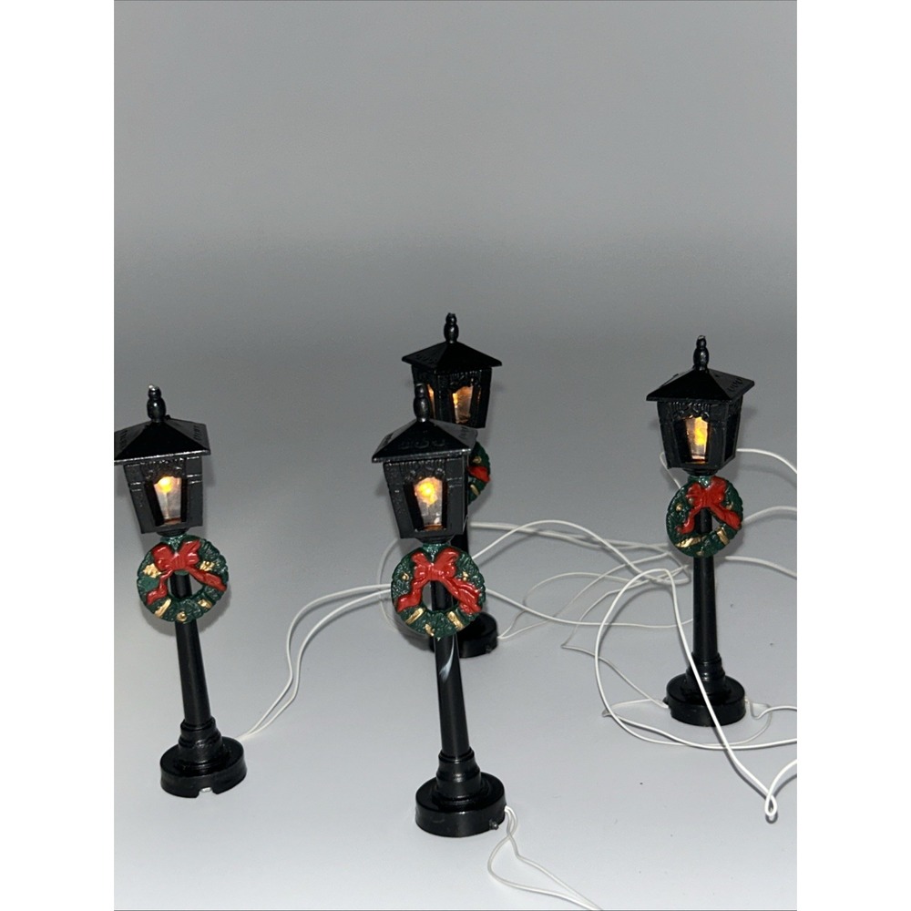 Vintage 1991 Lemax Village Accessory 4 Street Lamp Posts W/Wreaths Light Up